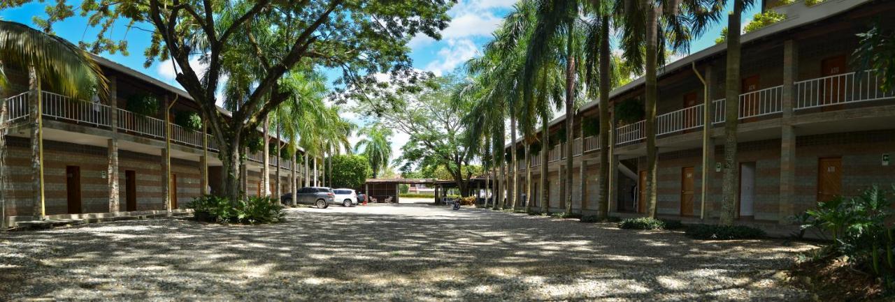 Hosteria Horizontes Caucasia Exterior photo