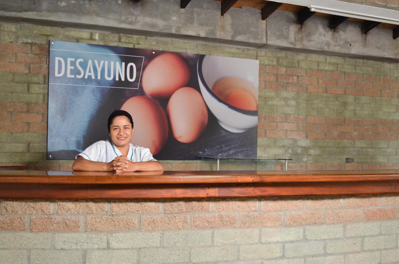 Hosteria Horizontes Caucasia Exterior photo