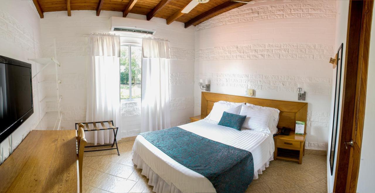 Hosteria Horizontes Caucasia Exterior photo